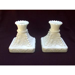 PAAR Vintage Westmoreland Milchglas Kerzenhalter Perlen getäfelte Trauben Milchglas Kerzenhalter
