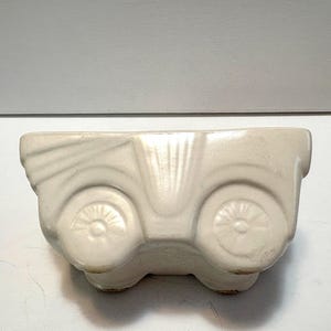 Vaso de flores em forma de carroça coberta branca da Hull Pottery, estilo meados do século XX.
