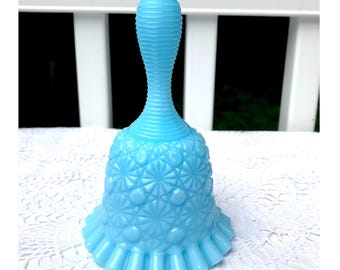 Ciasto na tartę Fenton Daisy And Button Blue Pastel Milk Glass Bell Crimped Ruffled z lat 70.