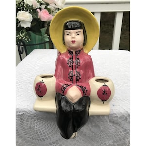 Maceta de pared de Weil Ware de California, de mediados de siglo, con una niña asiática sentada, años 40 y 50