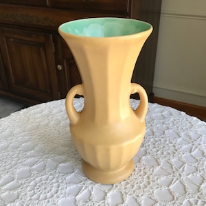 RumRill Red Wing Redwing 296 Vase Butterscotch Yellow Gold Green Interior Rum Rill