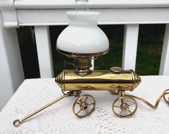 Lámpara de noche eléctrica miniatura Nutmeg con pantalla de vidrio opalino y depósito de aceite (Inglaterra)