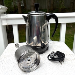 Cafetera eléctrica de percolación Farberware FCP 280 de 2 a 8 tazas, completa y en perfecto estado de funcionamiento.