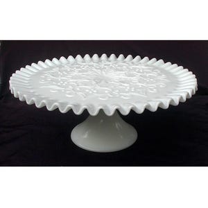 Fenton Art Glass Mleczne szkło Hiszpańska koronka Marszczona Karbowana Krawędź Ciasta Stojak Na Ciasto Mid Century