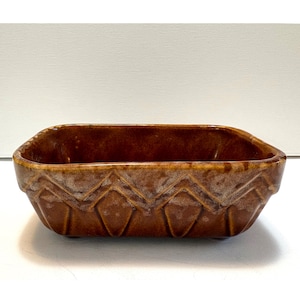 Maceta rectangular Brush McCoy Brown Drip con diseño de corona A-107