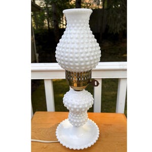 Vintage hohe Sturmlampe Milchglas Hobnail Nachttisch Kommode 16 "Zwei erhältlich