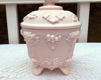 Vintage 1950s Shell Pink Candy Vanity Powder Jar With Grapes And Leaves Jeannette Glass