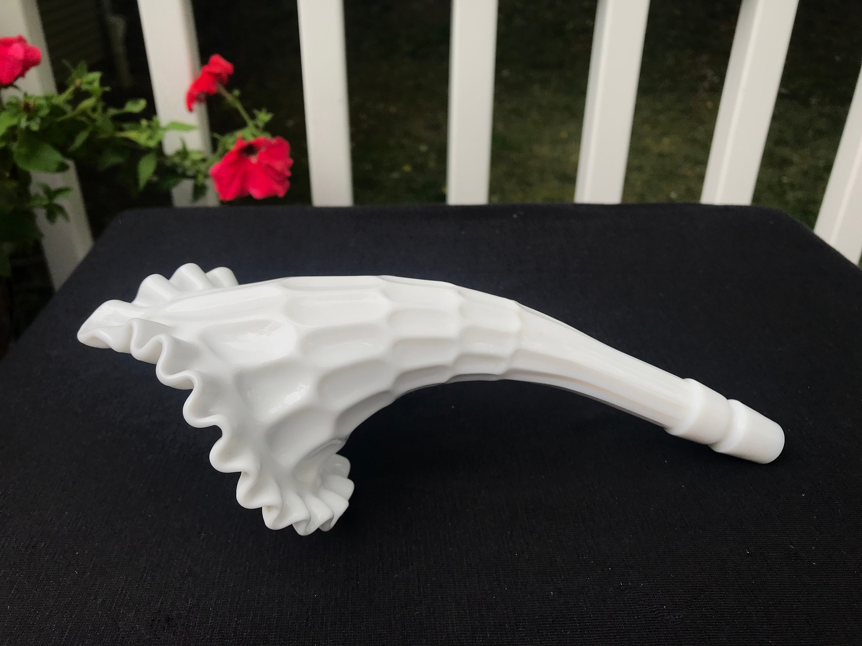 フェントン ホワイト ミルクガラス エパーニュ ホーン フラワー