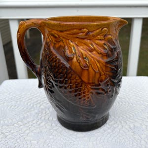 Jarra de cidra antiga Rockingham/Bennington Yellow Ware, marrom mesclado.