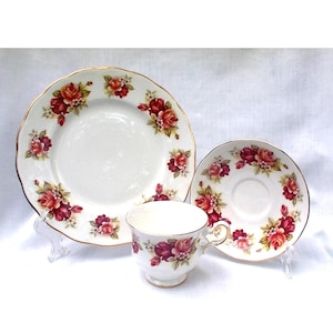 Tasse, soucoupe et assiette à déjeuner roses bordeaux 8541 Queen Anne par Ridgway