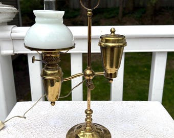 Lámpara de escritorio eléctrica miniatura Nutmeg de 28 cm (11") con pantalla de vidrio opalino, fabricada en Inglaterra.