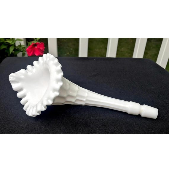 フェントン ホワイト ミルクガラス エパーニュ ホーン フラワー