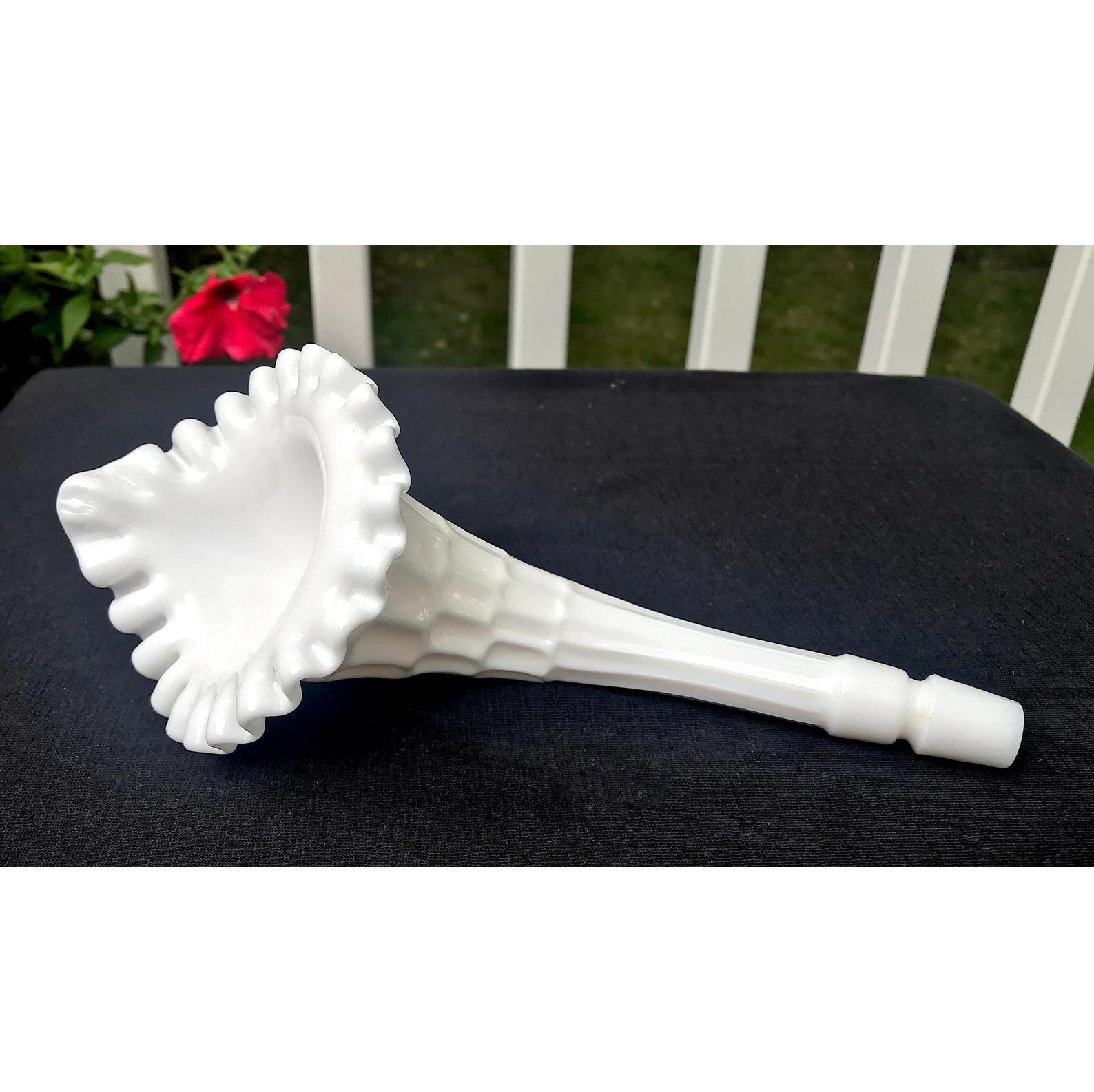 フェントン ホワイト ミルクガラス エパーニュ ホーン フラワー