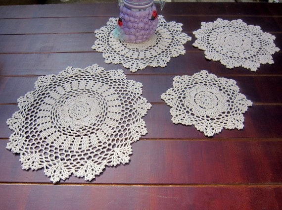 18/" Round Hand Crochet Ecru Doily French Country Table Runner Flower Vase Mat