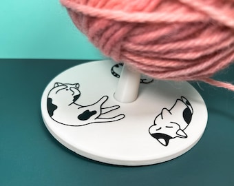 Dispensador de hilo de muñeca con diseño de gato - Soporte portátil para hilo, ideal para tejer y hacer ganchillo durante viajes.