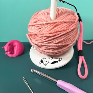 Cat Themed Wrist Yarn Dispenser - Portable Yarn Holder for Travel Knitting, Crochet