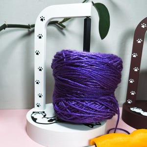 Cat-Themed Magnetic Yarn Holder – Cute Floating Yarn Minder, Gift for Crocheters, Knitters, Cat Lovers