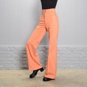 vintage 70s Levi&#39;s for Her Jeans Brushed Denim Flare Schlaghose Pfirsich Pink Orange 24L lang 24x32 24 Taille Hippie Boho große Glocke XS