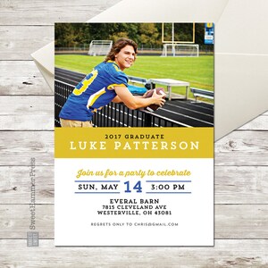 Op de afbeelding: Afstudeeraankondiging met een foto van een jonge man in een blauw en goud voetbalshirt met een voetbal. De aankondiging bevat de naam van de afgestudeerde, "Luke Patterson", en evenementdetails: datum, tijd en locatie. De tekst luidt "Doe met ons mee om te vieren."
