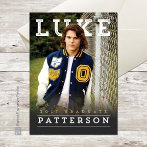 Op de afbeelding: Afstudeeraankondiging met een persoon in een blauw en goudkleurig varsityjack. De naam "LUKE" staat bovenaan, met "2017 GRADUATE PATTERSON" onderaan. De aankondiging staat op een zwarte achtergrond.