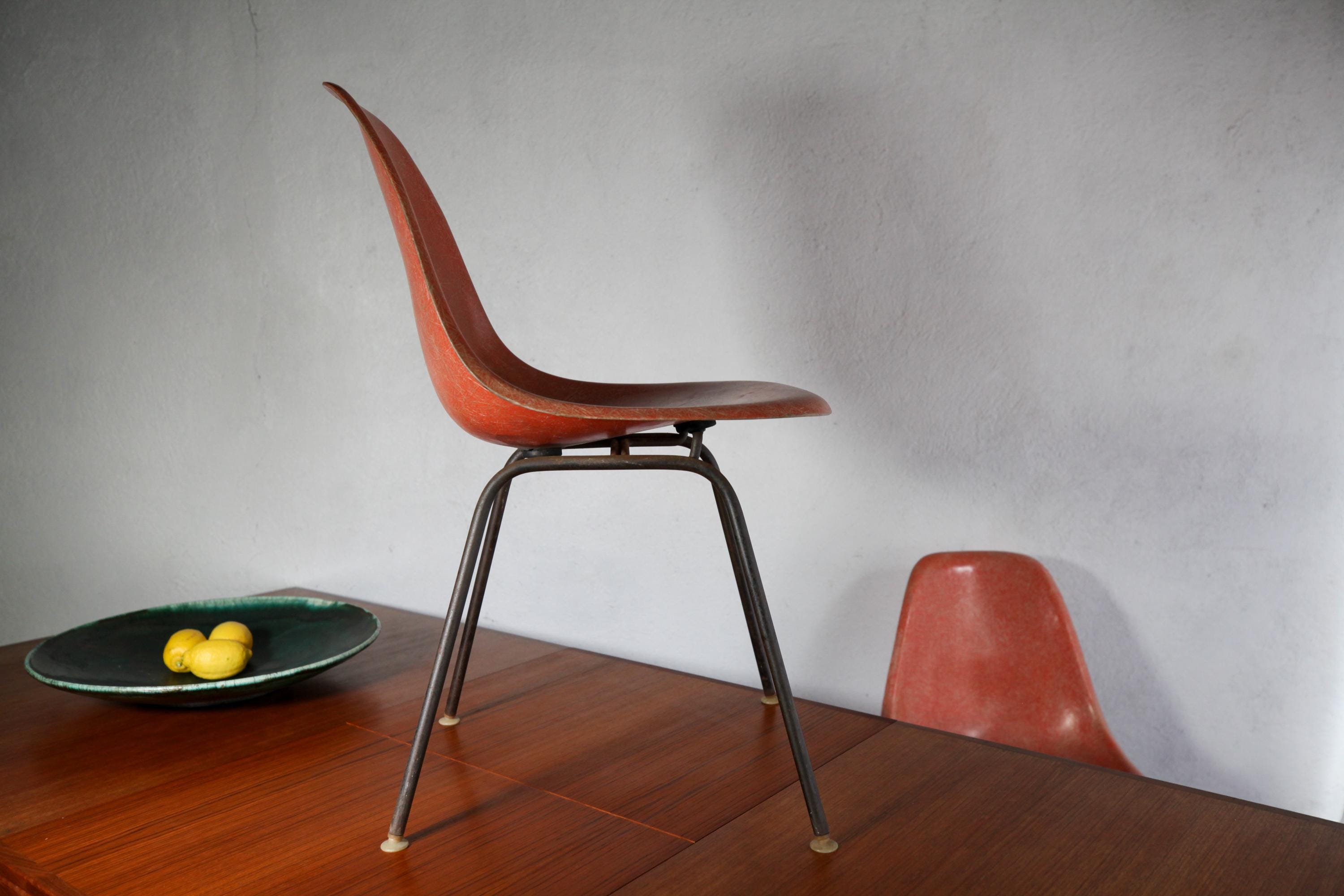 【ヴィンテージ】Eames Side Shell 2nd Gen Eames Plastic Side Chair Generations - Eames.com