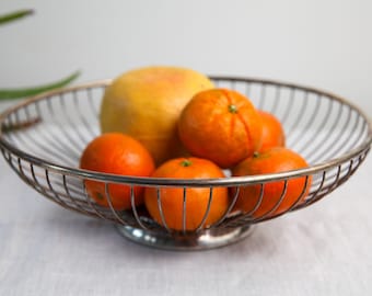 Centre de table / panier en métal argenté moderne du milieu du siècle