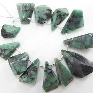 Briolettes de forme fantaisie à facettes émeraude/faites main/perles lâches/pour la fabrication de bijoux/grossiste, 12 brins de 30 x 17 à 15 x 12 mm/100% naturel/WM(BR-7)
