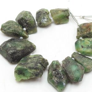 Perline grezze naturali di smeraldo, pepite non tagliate, pietre sciolte fatte a mano, filo da 11 pezzi, 25 x 20 a 17 x 10 mm, prezzo all'ingrosso, nuovo arrivo WM (Wb-6)