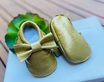 Mocasines para bebés, Mocasines de arco Brigh Gold, Zapatos de cuero para bebés, Moccs de cuero genuinos, Mocasines para niños pequeños, Mocosines para bebés de Navidad, Mocasines para bebés