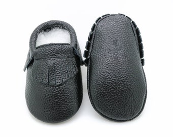 Mocasines de flecos negros, Mocasines negros para bebés, Zapatos de cuero para bebés, Moccs de cuero genuinos, Mocasines para niños pequeños, Moccs para bebés, Regalo de baby shower