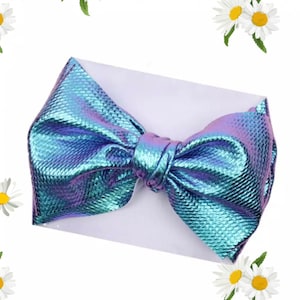 Peut inclure: Un grand serre-tête avec un nœud iridescent bleu et violet. Le serre-tête est fait d'un matériau doux et extensible, parfait pour ajouter une touche d'éclat à n'importe quelle tenue.