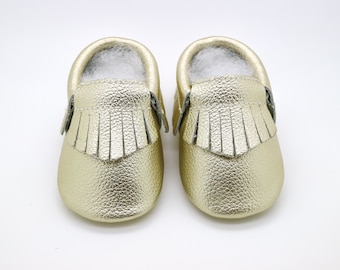 Mocasines de flecos de oro, Mocasines de oro para bebés, Zapatos de cuero para bebés, Moccs de cuero genuinos, Mocasines para niños pequeños, Moccs para bebés, Regalo de baby shower