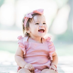 Blush Rosa Baby Strampler, Vintage Baby Strampler, Baby Mädchen Rüschen Bloomer, Rüschen Strampler Baby, Baby Shower Geschenk, Retro Baby Strampler
