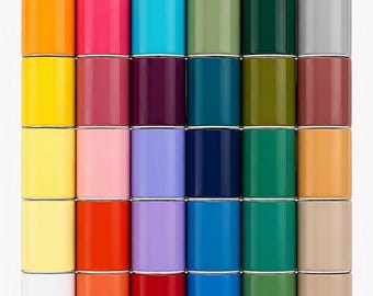 Puede incluir: Una cuadrícula de treinta recipientes cilíndricos dispuestos en seis columnas y cinco filas. Cada recipiente presenta un acabado liso de color sólido, mostrando un espectro diverso de tonos que incluyen naranja, rosa, azul, verde y amarillo.