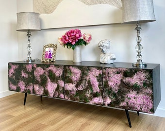 Credenza extra lunga con colore rosa peonia