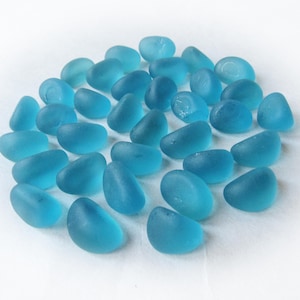 Türkisblaue Seeglas Nuggets 23-26 mm. Trommelglas.