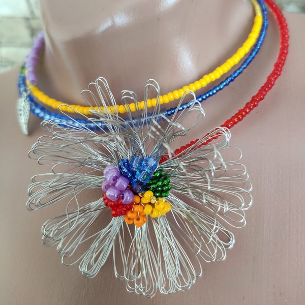 Collier tour de cou perlé arc-en-ciel Collier tour de cou pendentif fleur et feuille en fil fait à la main avec base de fil de mémoire Bijoux LGBT Cadeau pour elle
