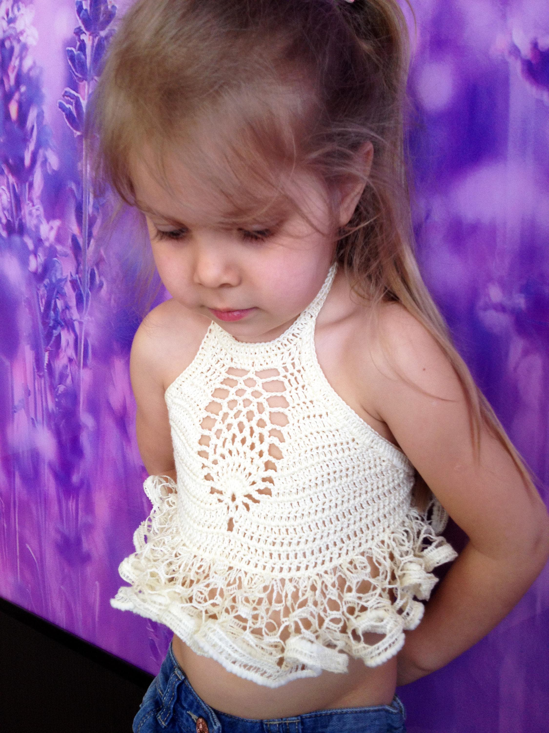 Футболка крючком для девочки. Футболка спицами для девочки. Топ для девочки 3 лет. Вязаный топ для девочки. Детские летние топики крючком.