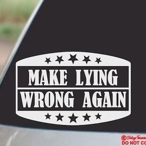 Może przedstawiać: Biała naklejka winylowa z napisem "MAKE LYING WRONG AGAIN" pogrubioną czcionką bezszeryfową. Tekst znajduje się w białym prostokątnym kształcie z zakrzywioną górą i dołem, ozdobionym gwiazdami.