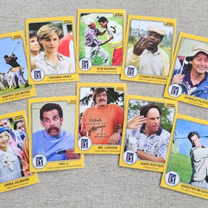 Puede incluir: Una colección de nueve tarjetas coleccionables amarillas con imágenes de personajes de la película "Happy Gilmore". Cada tarjeta tiene una foto, el nombre del personaje y texto. Las tarjetas están etiquetadas como "Golf Stars" y "Golf Villains".