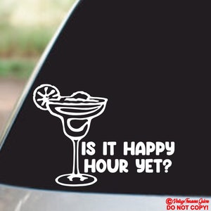 Peut inclure: Autocollant en vinyle blanc avec un verre à margarita et le texte "Is it happy hour yet?"