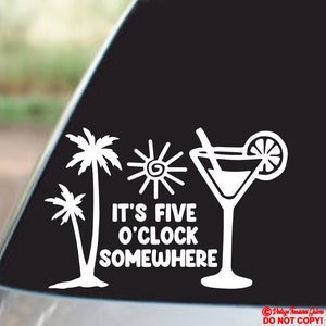 Peut inclure: Autocollant en vinyle blanc avec un soleil, des palmiers, un verre à martini avec un citron vert et le texte "It's Five O'Clock Somewhere".
