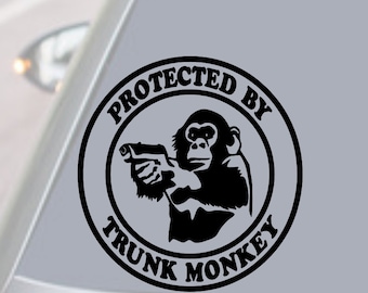 SKYDDAD av TRUNK MONKEY Vinyldekalklistermärke Bil Lastbil Bakruta Väggstötfångare Rolig Schimpans Apa JDM Vapenutrustat Säkerhetssystem
