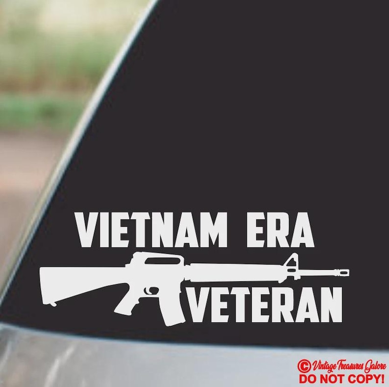 Puede incluir: Calcoman&iacute;a de vinilo blanco con la silueta de un rifle y las palabras "VIETNAM ERA VETERAN" en negrita y may&uacute;sculas. Dise&ntilde;ada para aplicarse en la ventana de un coche o superficie similar.