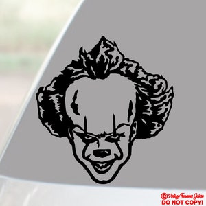 Puede incluir: Gráfico en blanco y negro de una cara de payaso aterrador con una sonrisa siniestra y cabello salvaje. La cara del payaso está centrada, con una frente grande y una nariz puntiaguda. La imagen es una pegatina o calcomanía.