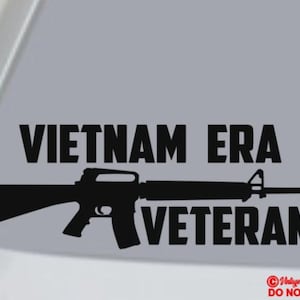 Puede incluir: Calcoman&iacute;a de vinilo negro con la silueta de un rifle y el texto "VIETNAM ERA VETERAN" en may&uacute;sculas. Dise&ntilde;ada para aplicar en la ventana de un veh&iacute;culo o superficie similar.