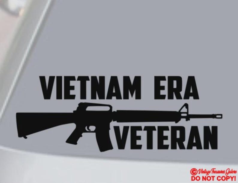 Puede incluir: Calcoman&iacute;a de vinilo negro con la silueta de un rifle y el texto "VIETNAM ERA VETERAN" en may&uacute;sculas. Dise&ntilde;ada para aplicar en la ventana de un veh&iacute;culo o superficie similar.