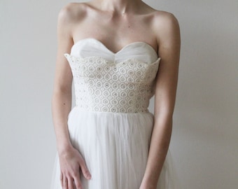Vintage 1950s Strapless Tulle Tea Length Wedding Dress with Sweetheart Neckline