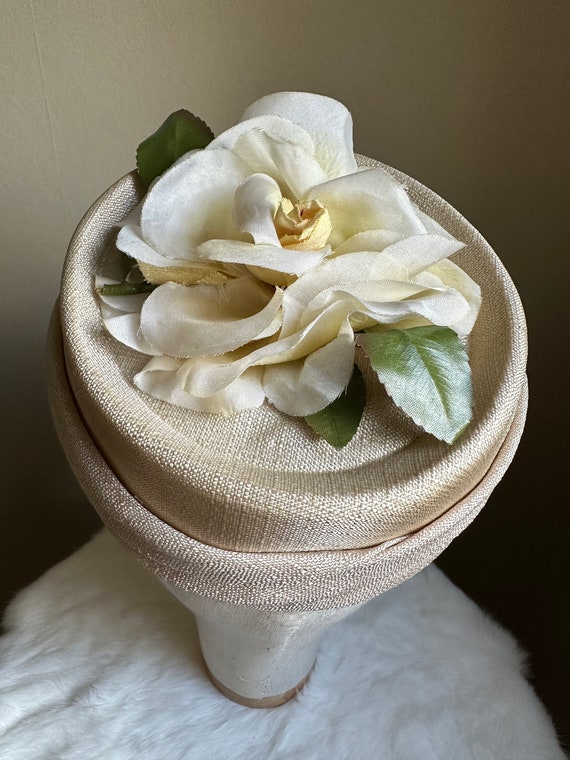 ATTRACTIVE 1950s\' IVORY STRAW PLATTER HAT + LARGE FABRIC \