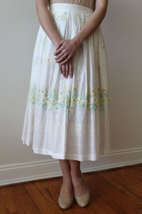 Vintage 1950s White Pleated Midi Skirt with Yello… - image 5